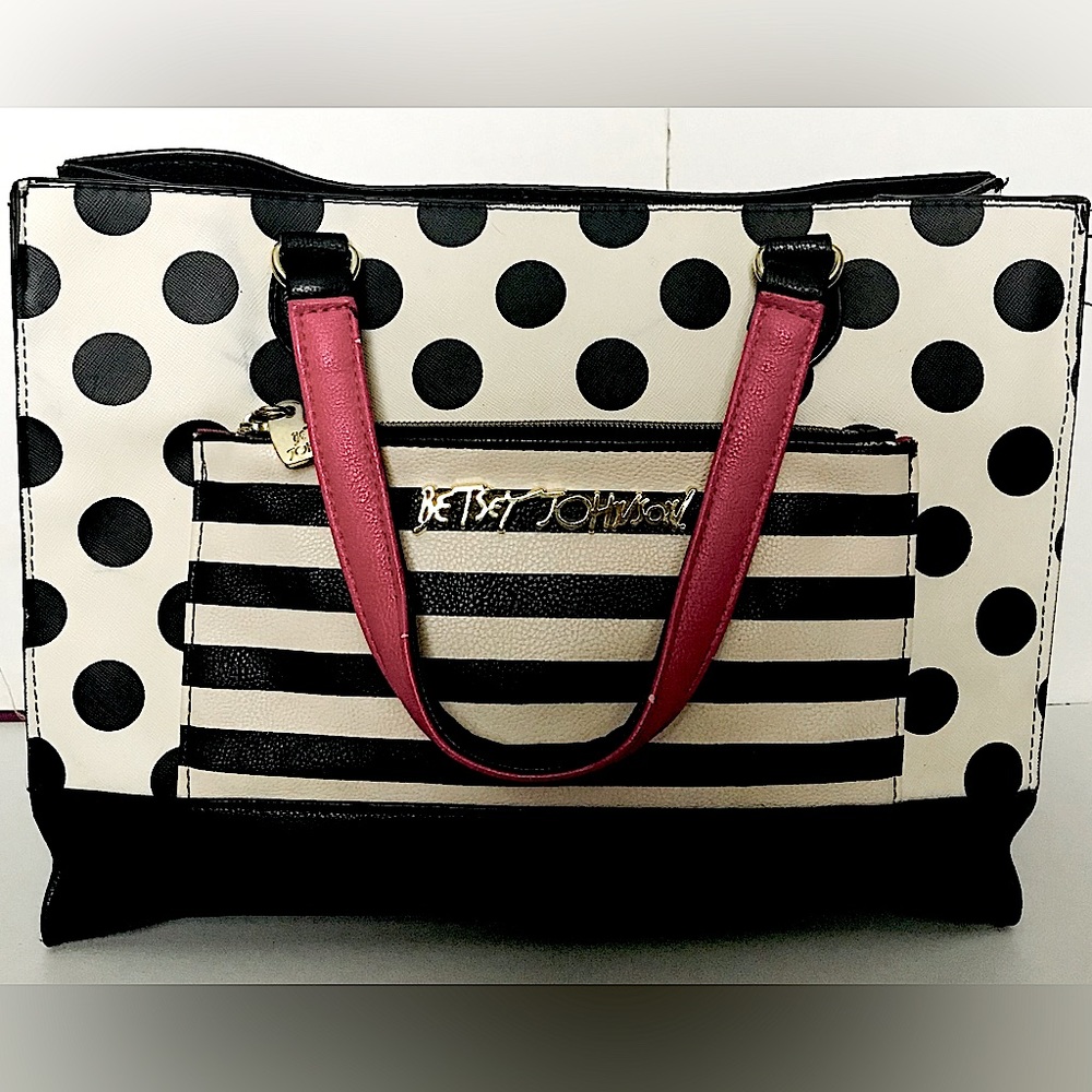 Betzy Johnson medium sized satchel bag.